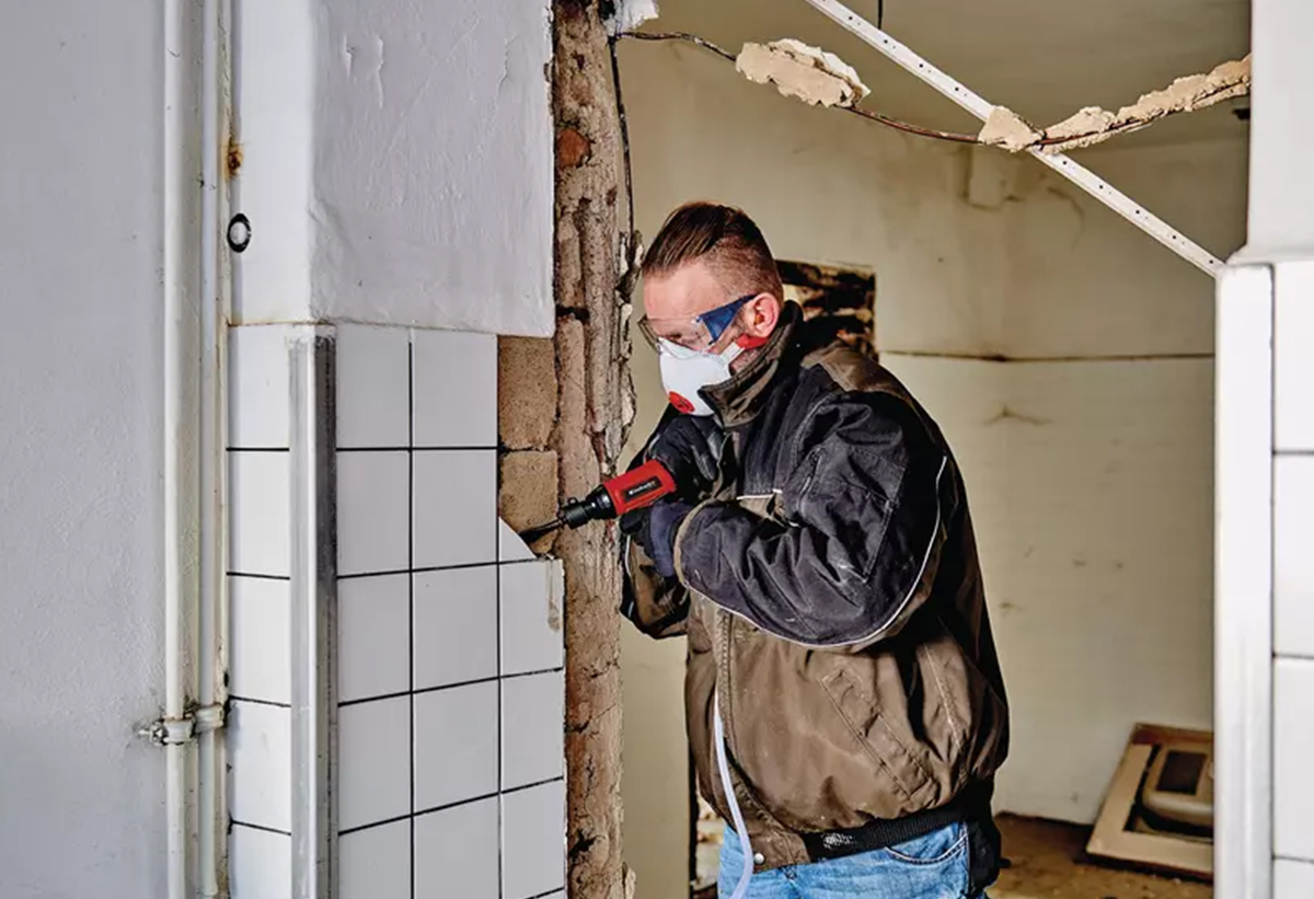 Απεικονίζεται η χρήση του εργαλείου σε τοίχο.